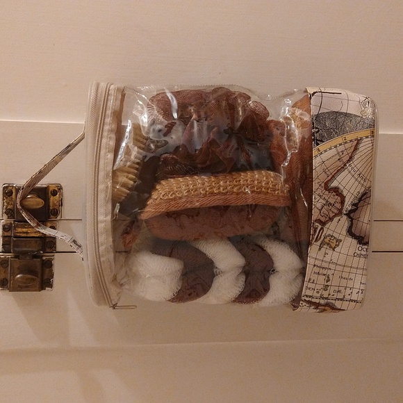 NWOT Men's grooming shower kit gift set - Picture 1 of 7